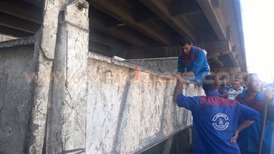 بالصور.. عمال النظافة يزيلون آثار انفجار القنصلية الإيطالية