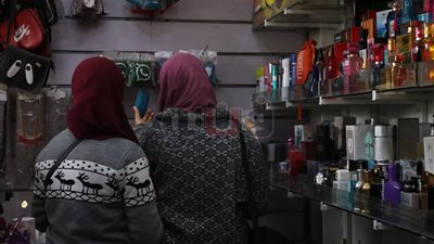 أصحاب محال الهدايا أمام جامعة القاهرة: حالنا واقف في الفلانتين (فيديو)