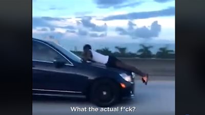 مشهد غريب لرجل ينام على مقدمة سيارة في طريق سريع (فيديو)