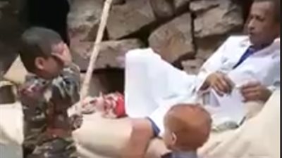 طفل يشرح لوالده كيف تم ضربه عمليا (فيديو)