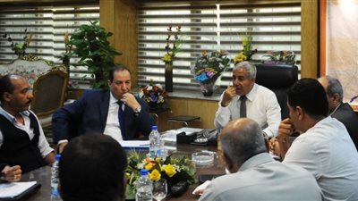 محافظ أسوان يتابع أعمال تطوير طريق المطار (صور)