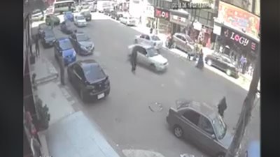 لحظة سرقة حقيبة امرأة تعبر الطريق بفيصل (فيديو)