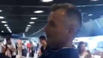 رجل يرتدي عشرات الملابس للتخلص من وزن حقيبته الزائد (فيديو)