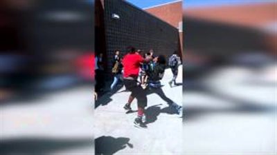 بالفيديو.. مشاجرة بالأيدي بين طالبين داخل مدرسة