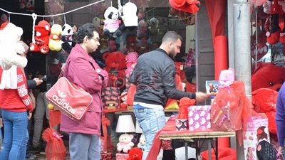 شوارع القاهرة تكتسي بالأحمر في عيد الحب (صور)