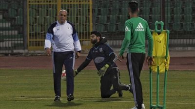 «المندوه» يجتمع بحراس مرمى المصري قبل مباراة النصر بالدوري