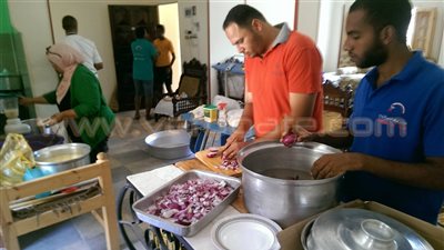 بالصور.. جمعية شباب الغردقة الحر توزع 300 وجبة تحت شعار «فطارك عندنا»