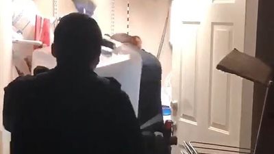 حيوان «راكون» يضع الشرطة الأمريكية في موقف محرج (فيديو وصور)