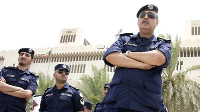 إيران تعتقل 12 تاجرًا بتهمة التلاعب بسوق العملات الأجنبية