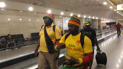 منتخب الكاميرون يغادر مطار القاهرة بعد الخروج من امم افريقيا
