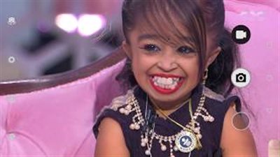 رد فعل أقصر امرأة في العالم على سؤال منى الشاذلي عن زواجها (فيديو)