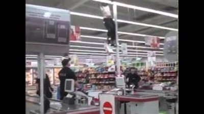 بالفيديو.. شاب يتقمص دور «سبايدر مان» فيتلقى سقطة مروعة