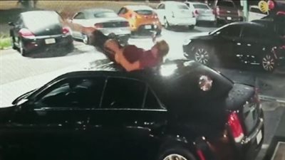 رجل يعثر على سيارته محطمة من الأعلى والسبب غريب (فيديو)