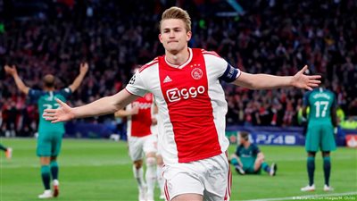 تردد دي ليخت يحيي آمال برشلونة وسان جيرمان