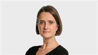 كاتبة بريطانية تهاجم وزير الخارجية وتصفه بـ«أضحوكة عالمية»