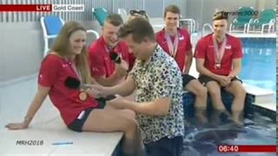 مذيع يقع في حمام سباحة خلال مقابلة تليفزيونية (فيديو)