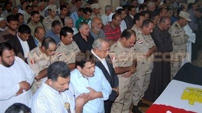 محافظ الشرقية لوالدة شهيد العريش: «افرحي ابنك في الجنة»