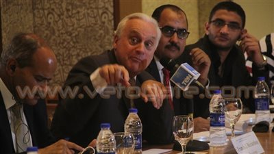 الجامعة الأمريكية تمنح رجل الأعمال الإماراتي الغرير الدكتوراة الفخرية