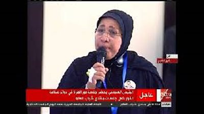 بالفيديو.. انهيار أرملة الشهيد عادل رجائي في منتدى شباب العالم