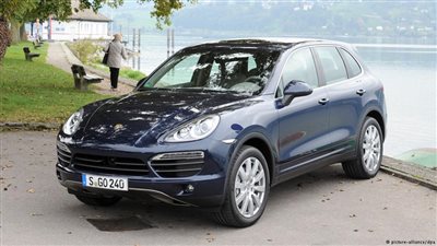 سيارة بورش للاعب الجزائر الذي سجل هدفًا في مرمى ألمانيا