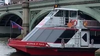 مركب سياح يصطدم بجسر بريطاني (صور)