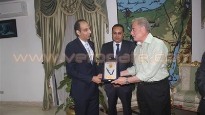 بالصور.. محافظ جنوب سيناء يكرم أحد أعضاء الرقابة الإدارية