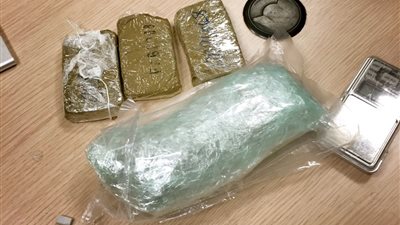 ضبط راكب حاول تهريب أقراص مخدرة بملابسه الداخلية في مطار القاهرة (صور)