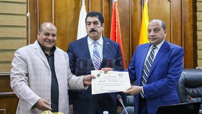 مجلس جامعة بنى سويف يكرم الموظفين المحالين على المعاش