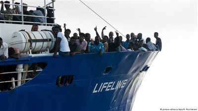 سفينة «لايفلاين» لا تزال عالقة تنتظر الإذن بالرسو في مالطا