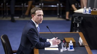 تصرف غريب من مارك زوكربيرج خلال جلسة مجلس الشيوخ