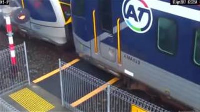 بالفيديو والصور.. امرأة تنجو من الموت في اللحظة الأخيرة