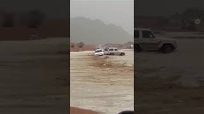 شاب ينقذ عائلته من السيول (فيديو)