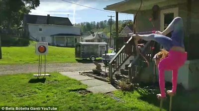 مهارة لا تصدق لفتاة تطلق السهام بقدميها (فيديو وصور)