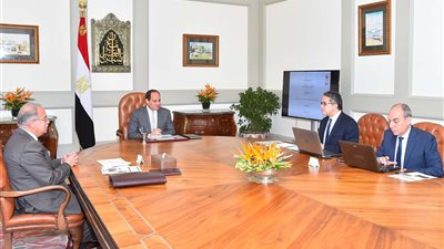 السيسي يجتمع بوزير الآثار.. يوافق على ترؤس مجلس أمناء المتحف المصري الكبير.. يطالب بمواصلة تعزيز الجهود لصيانة وترميم مختلف المقاصد الأثرية.. ويكلف بالبدء الفوري في تنفيذ مختلف المشروعات الخاصة