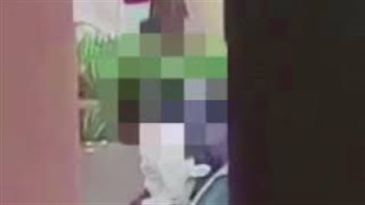 لحظة اعتداء لصين على شاب بطريقة وحشية وسرقته بالبحرين (فيديو)