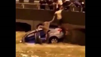 لحظة إنقاذ شباب رجل احتجز داخل سيارته بمكة المكرمة (فيديو)