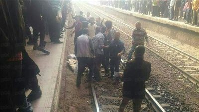 بالصورة.. النيابة تعاين موقع مصرع شاب بمحطة غمرة