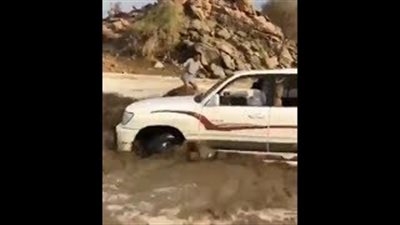 مصير شاب احتجزته السيول (فيديو)