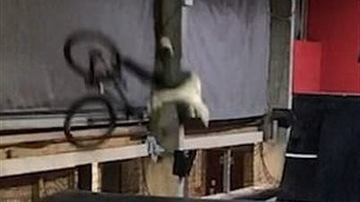 راكب دراجة يتعرض لموقف محرج أثناء استعراض مهاراته (فيديو وصور)