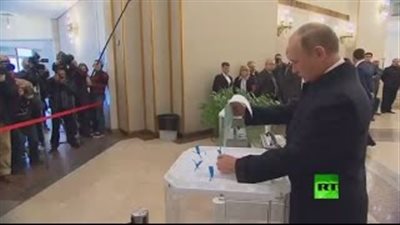 بالفيديو.. بوتين يظهر هويته قبل التصويت في الانتخابات النيابية