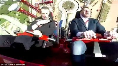 شاهد.. حمامة تهدد شابا أثناء ركوبه «لعبة ملاهي»