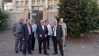 بالصور.. محافظ الشرقية يتفقد 3 مدارس في الزقازيق