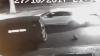 بالفيديو والصور.. سيارة تطيح بامرأة في الهواء