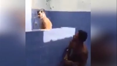 شاب يتسبب في سقوط مروع لصديقه بسبب مقلب (فيديو)