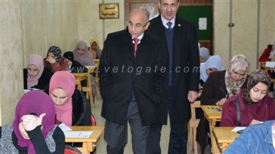 رئيس جامعة الزقازيق يتفقد امتحانات كلية التجارة | صور