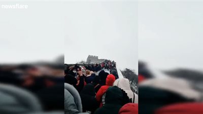 الجليد يتسبب في انزلاق السياح من على سور الصين العظيم (فيديو)