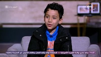 طفل يرسم صورا للمواطنين على سلالم المترو لينفق على جدته المريضة