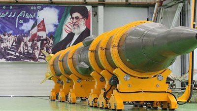 موقع إسرائيلي: الحوثيون تسلموا صواريخ إيرانية يصل مداها لأبوظبي