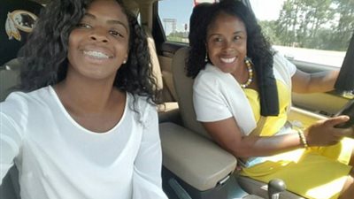 رد فعل غريب من فتاة تزور خاطفتها بالسجن (فيديو وصور)