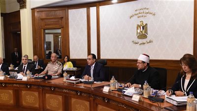 ٦ قرارات في ثاني اجتماع لحكومة مدبولي.. صرف 3.2 مليارات جنيه تعويضات لشركات المقاولات.. مد فترة تلقى طلبات تقنين وضع اليد بشق الثعبان شهرين.. التعاقد مع شركتي «أفت» و«سمارت» لتنفيذ
